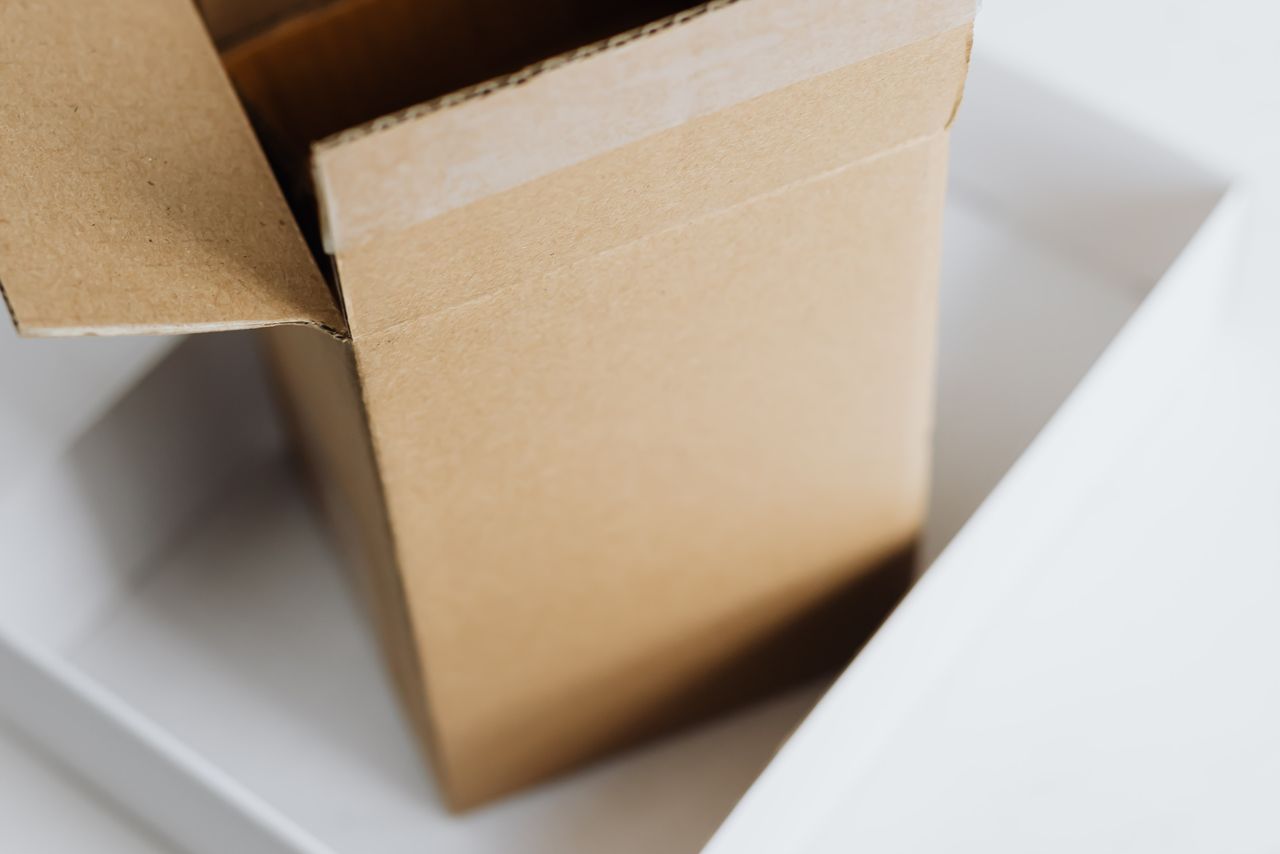 Printed corrugated parcels showing crisp branding and shipping marks on kraft board